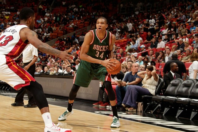 太拼!赵睿赛后出现抽筋 被张镇麟背着离开赛场